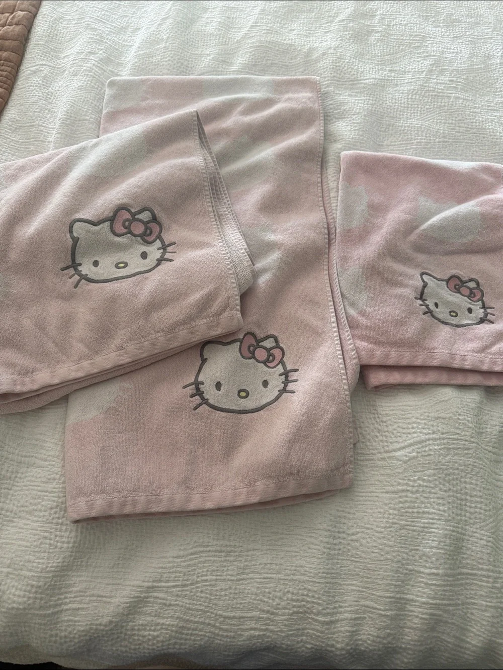 Adorable baby pink hello kitty pottery barn kids towel set